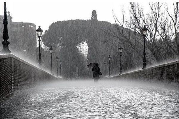 梦见下雨的吉凶财方位