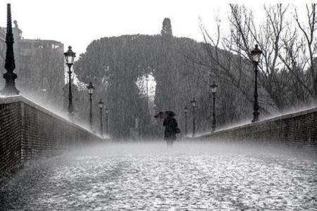 梦见下雨的吉凶财方位