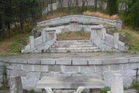 风水讲究，新坟不能够经常去看