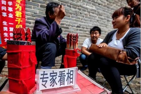 算命先生如何轻松判断你家有几口人？揭秘其背后的心理学技巧