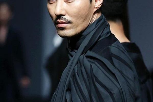 男人八字胡