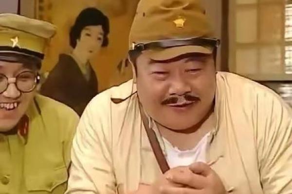 电视剧里的日本军官为什么都喜欢留着八字胡？现实中是这样吗？