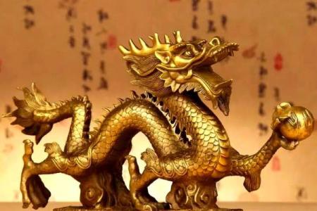 夫妻都属龙,孩子属兔,客厅挂什么画风水好？