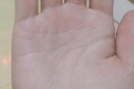 风水观点女子右手假断掌手相解析