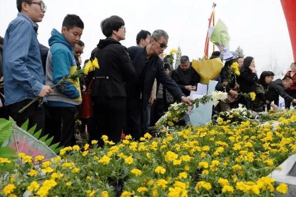 风水祭拜父母要哪些供品纸钱蜡烛祈求平安