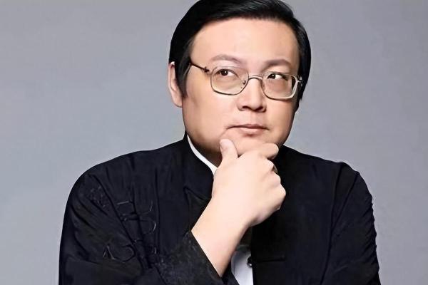 浅谈名嘴梁宏达之生辰八字