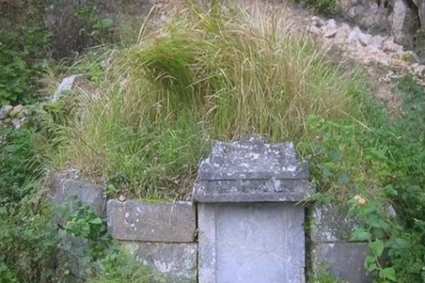 风水师：坟墓前最怕放什么东西