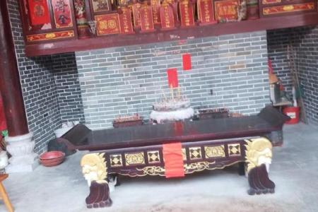 广州风水_广州一市民家门口摆风水祭祀品